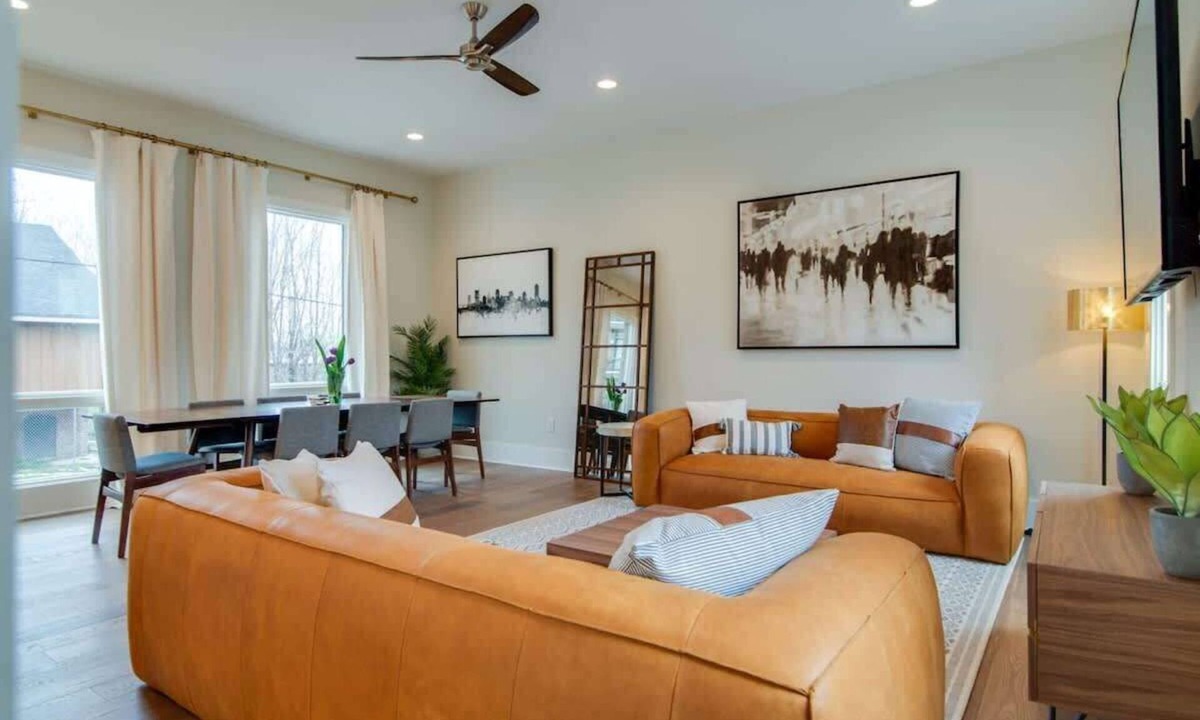 Germantown House | 7BR Retreat, Rooftops, Garages, Walkable to Faves | 5 Mins to Nissan Stadium, Less than 10 Mins to Broadway, 24 Hr Hospitality, Great for Groups