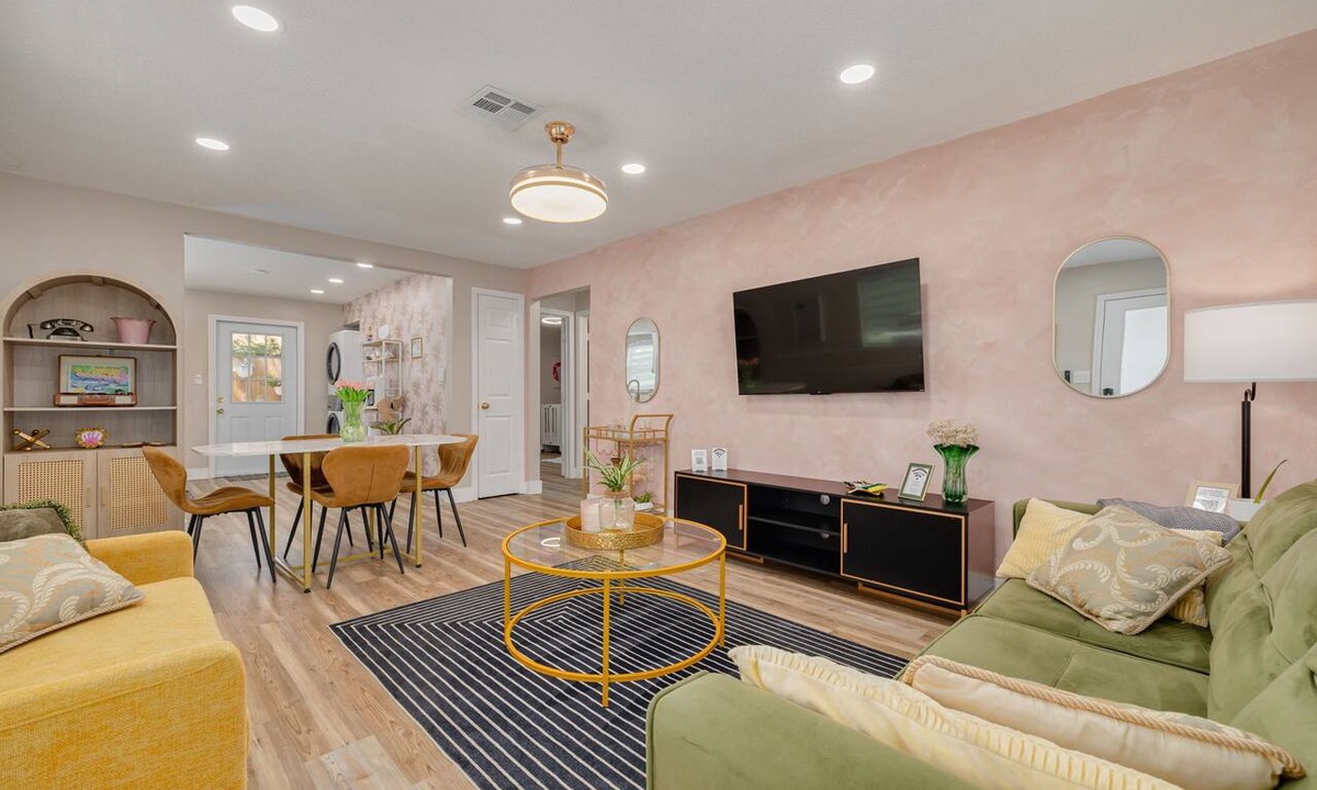 Largo Cottage | Amelia- 2BR Beach Villa with King Bed and Bikes