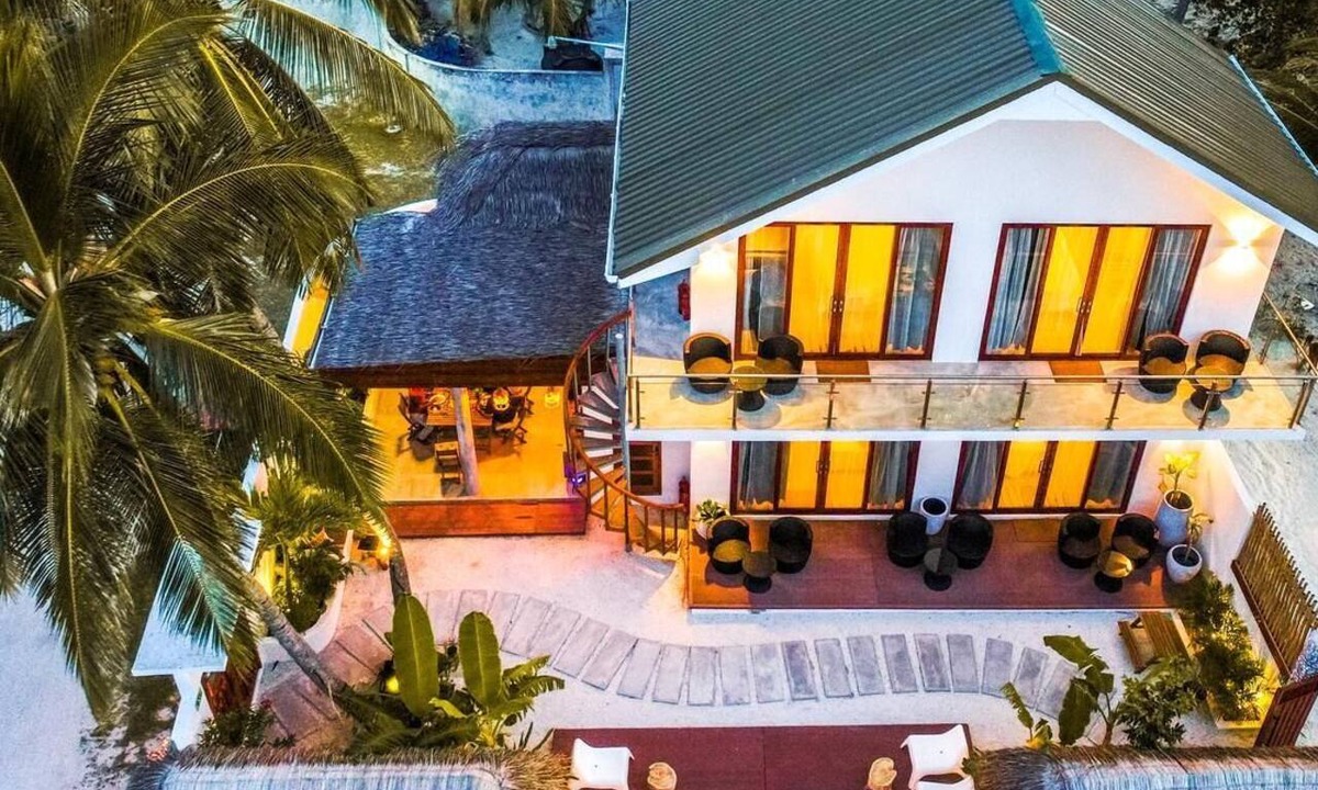 Dhiffushi House | Beachfront Villa - 40 Minutes Speedboat from Male/Airport