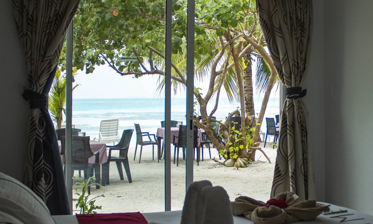 Dhiffushi Hotel | Crown Beach Hotel Maldives