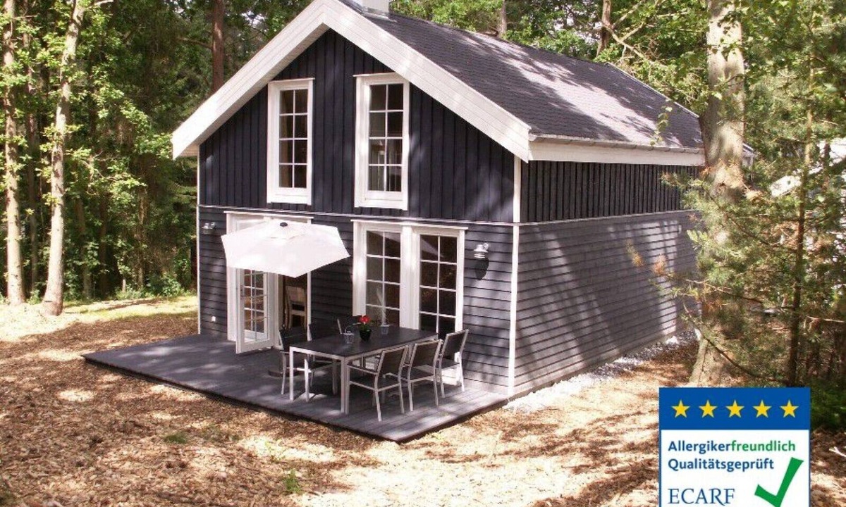 Ostseebad Baabe House | ECARF-certified Seebrise vacation home in Baabe. Cozy moments by the fireplace. A relaxing break with a sauna and hot tub. Coffee maker and a convenient washer-dryer. Sunny terrace for relaxing