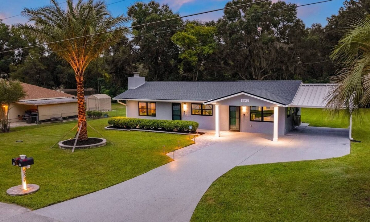 Belleview House | Family-Friendly sleeps 7-Home Close to Fun