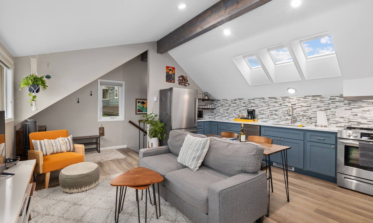 Mukilteo Apartment | Modern 1 BR apt in Old Town w/view. Walk to beach.