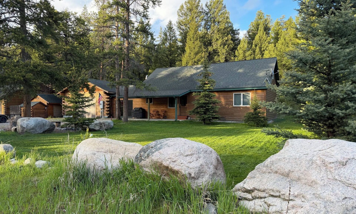 Park County Cabin | Outstanding Crandall Cabin minutes from Yellowstone, ready for your adventure!