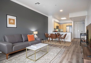 Crisp Hollywood 1BR, Gym + Pool near Chinese Theater, by Blueground in Los Angeles