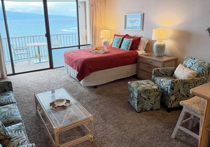 Direct OCEANFRONT STUDIO CONDO in Lahaina