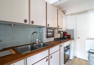 "Downtown Arcachon - T2 Apt w/ Balcony, Parking, Steps to Beach, Shops & Train" in Arcachon