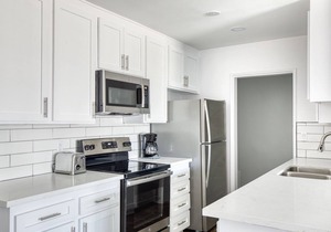 Elegant Hollywood 1BR w/ Pool, walk to metro, restaurants, by Blueground in Los Angeles