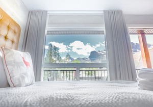 Lamphouse Hotel I King Room with View in Canmore
