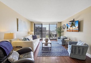 Relaxing beachfront condo with pool and ocean views in Marco Island