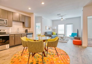 Walk to UF | Stylish 2BR | Ideal for Hospital & Gator Visitors in Gainesville