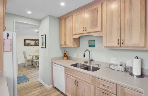 Twin Oaks House | 3 Twin Oaks Lane by AvantStay | Beach Access, Sunroom, Great Location!