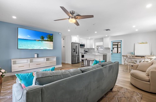 Naples Park House | Charming Beach Bungalow, Perfect for all!