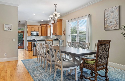 Hope Gardens House | Downtown Luxury – Walk to Broadway – Separate Sleeping Spaces for 12 Guests