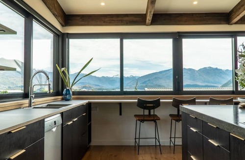 Wanaka House | Farrant Drive - Modern holiday home with lake views, close to town