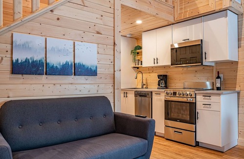 Revelstoke Hotel | Grey Lodge - Alpha Mountain Lodging + Sauna