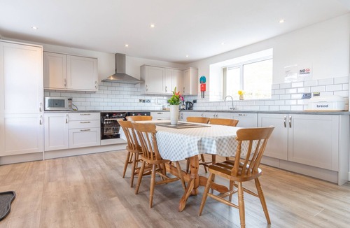 Gallt Y Foel House | GROESLON UCHAF, pet friendly, with hot tub in Llanberis