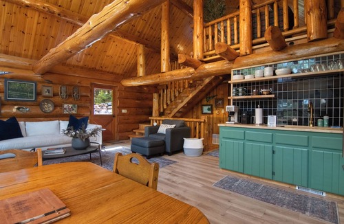 Eagle River Cabin | Log cabin, private lake, hot tub, dog friendly, fast Starlink WiFi