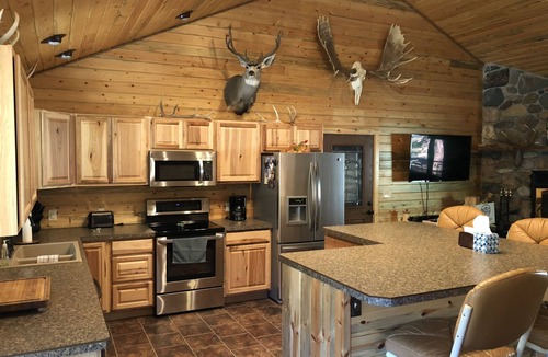 Park County Cabin | Outstanding Crandall Cabin minutes from Yellowstone, ready for your adventure!