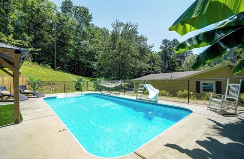 Pigeon Forge Cabin | Pool Open Until Oct 15th! ~ 1 Mi to Dollywood
