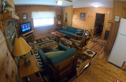 Townsend Cabin | Riverfront Log Cabin 1 1/2 Mile From The Entrance Of The GSM National Park