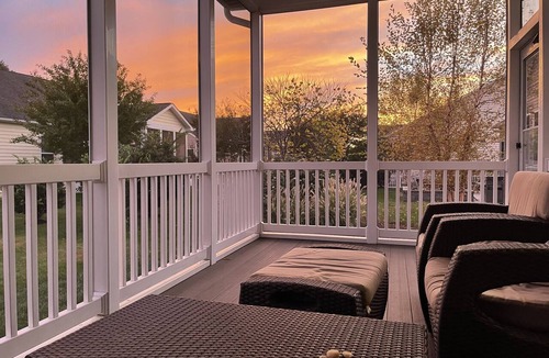 The Glade House | Spacious 5BR House, 2 pools & pickle ball, bike to beach, linen provided
