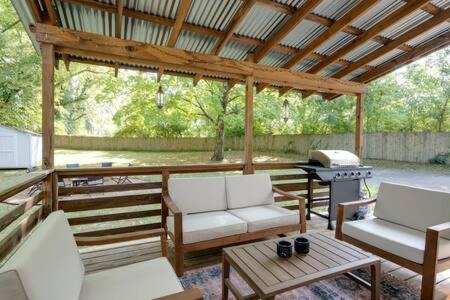 1-Story Home, Fenced Yard, Grill, Firepit, Parking, Sleeps 10, Pet-Friendly, Smart TVs, 10 Mins to Nissan Stadium & Five Points, Cozy Bedrooms, Outdoor Fun, Perfect for Families & Groups in Nashville