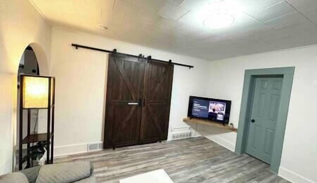 1127/Downtown Dubuque, first floor, free parking in Dubuque