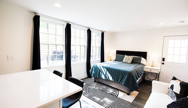 12 South Dolly-themed safe beautiful + walkable! Hot Tub! Long-Term Rental Only. in Nashville