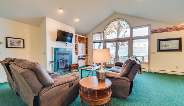 17 Mi to Skiing! Lake-View Michigan Home w/Deck in Harbor Springs