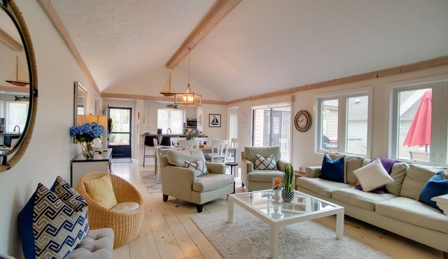 2 Mi to Beach: Charming Cape Cod Home w/Patio! in Mashpee