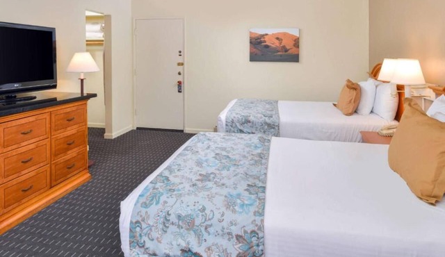 2 Spacious Units Close to Great Indian Casino, Continental Breakfast & Parking! in Solvang