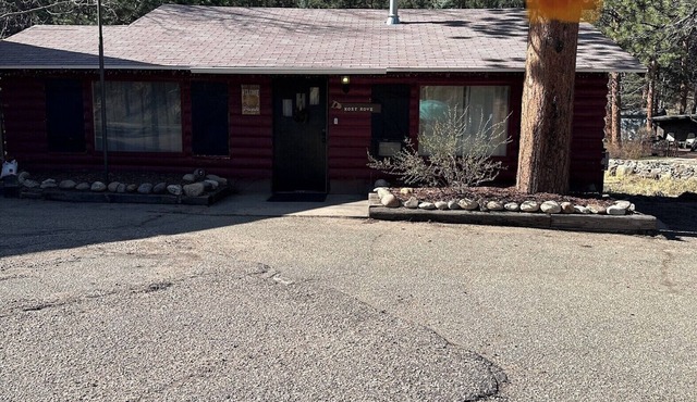 2bed 1bath unit with deck and hot tub, on the river 5 min to Estes park in Drake