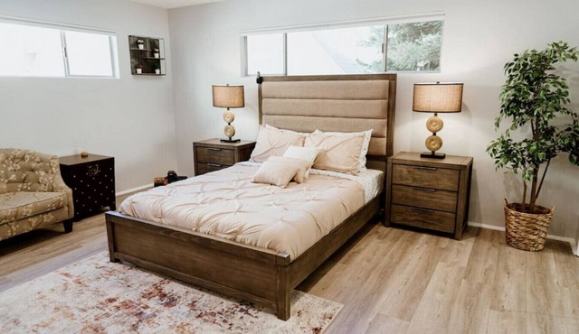 2BR TOWNHOME with PRIVATE ROOFTOP DECK & CARPORT PARKING (p30) in Los Angeles