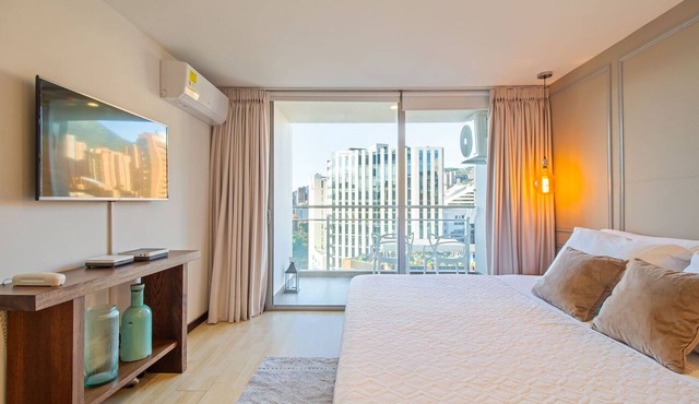 300 Mbps WIFI+ 10min Lleras Park+ 24-7doorman +AC in medellin
