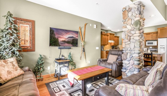 3BR Luxury Townhome Ski In and Out in Big White