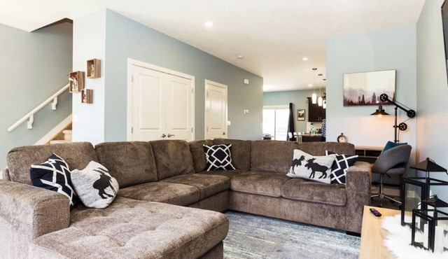 5BDRM Bright Modern Home-King Bed-Garage-Sleeps 12 in Edmonton