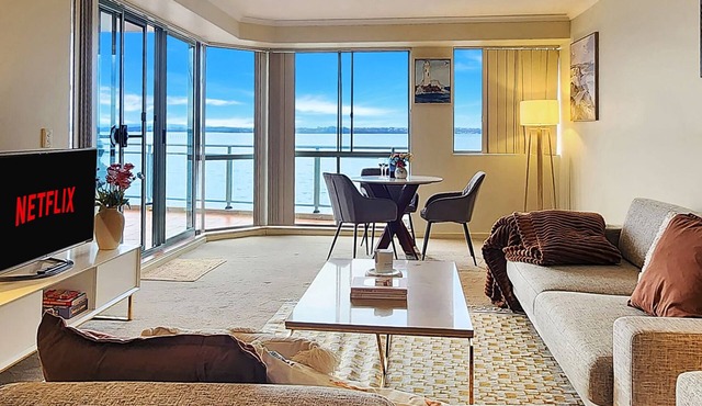 Absolute Waterfront w Balcony Outdoor Pool Secure Parking Wi-Fi in Toukley