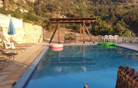 Adonis Palace Rooms and Bungalows in Kili