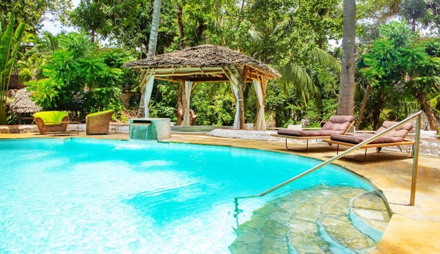 African funhouse: 3bedroom villa with a creek view, pool, jacuzzi & lot more. in Kilifi County