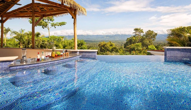 AMAZING Hillside Home, Private Infinity Pool, Covered Veranda, Spacious Rooms in Manuel Antonio