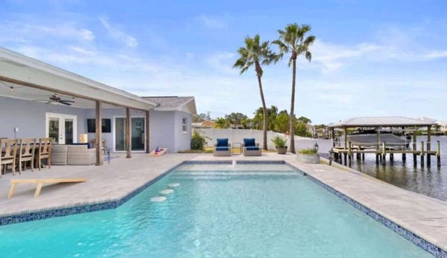 Apollo Beach Waterfront Pool Oasis in Apollo Beach