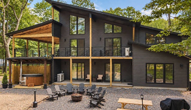 Autumn Lakefront: Natural Hot Tub: Private Dock: Play Area in Pocono Summit