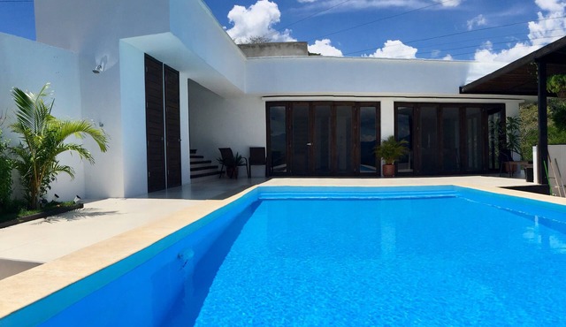 B&B Villa Miravalle, Private room in Villa with terrace and swimming pool in Guadalajara de Buga