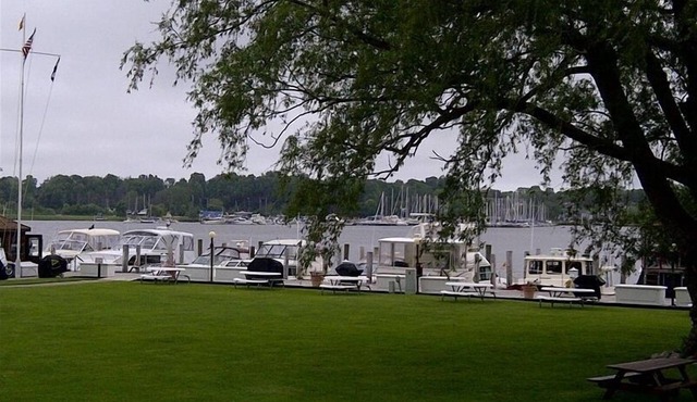 Bayfront King, Harbor View & Porch,Parking, Location! in Saugatuck