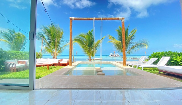 Beachfront Villa Luna: 2 Pools, tennis court, chef and 5-bedrooms w/great views in Cancún