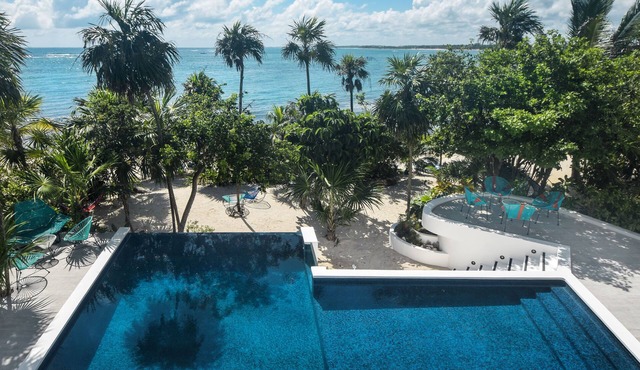 Beachfront without seaweed, infinity pool, rooftop jacuzzi, Chef included. in TULUM