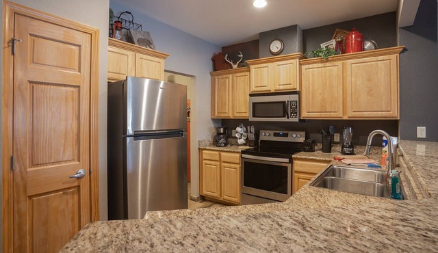 Beautiful 2 Bedroom Lakefront Condo in Branson