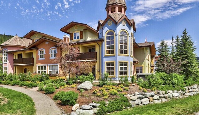 Beautiful 4 bedroom townhouse close to village. in Sun Peaks