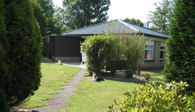 Beautiful vacation bungalow with large garden close to the beach and town in Renesse